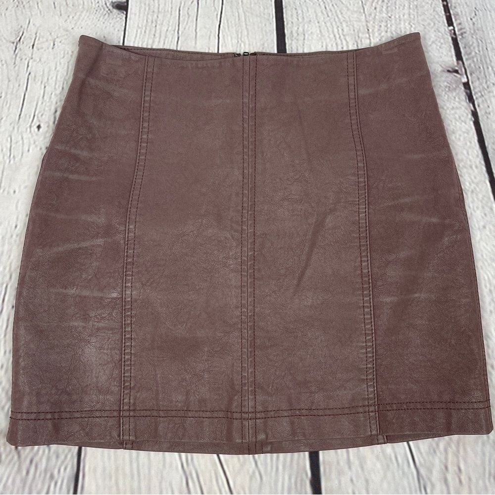 FREE PEOPLE faux leather dusty rose mini skirt, size 6 - Picture 12 of 15